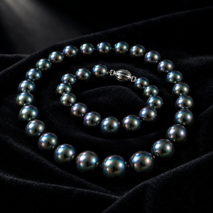 Tahiti Black Pearl Necklace: The Complete Buying Guide